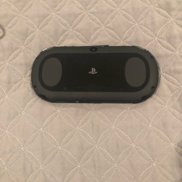 PS Vita with WiFi Bundle - Picture 5 of 7